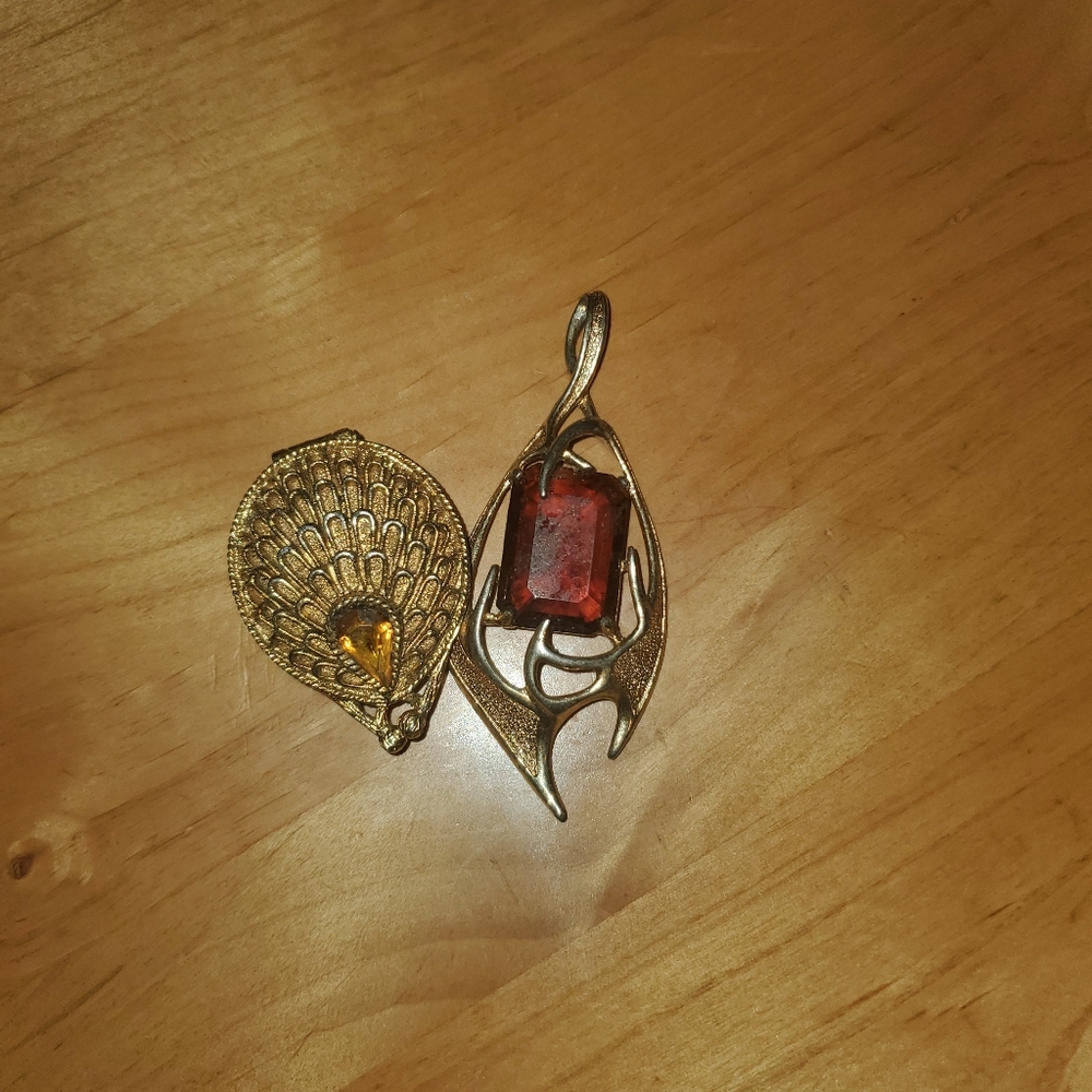 Elegant Gold And Red Pendant - image 1